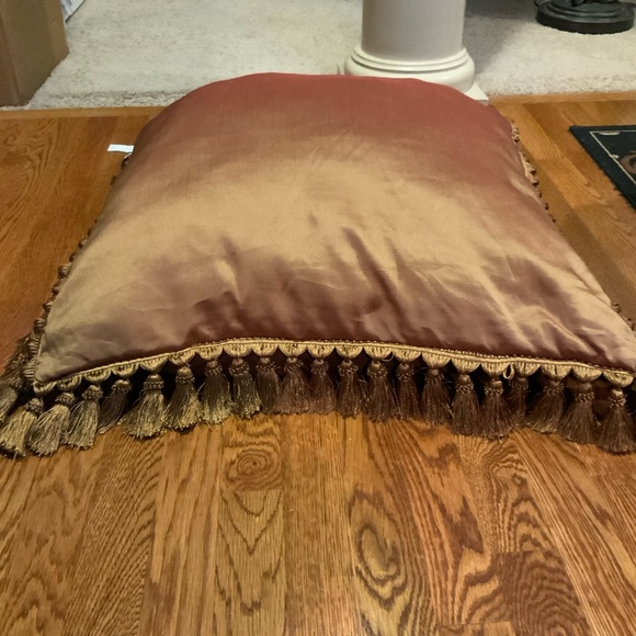 Chris Madden Pillow 26 x 26 Faux Satin and Velvet Tassel Square Nice Quality - Picture 5 of 8
